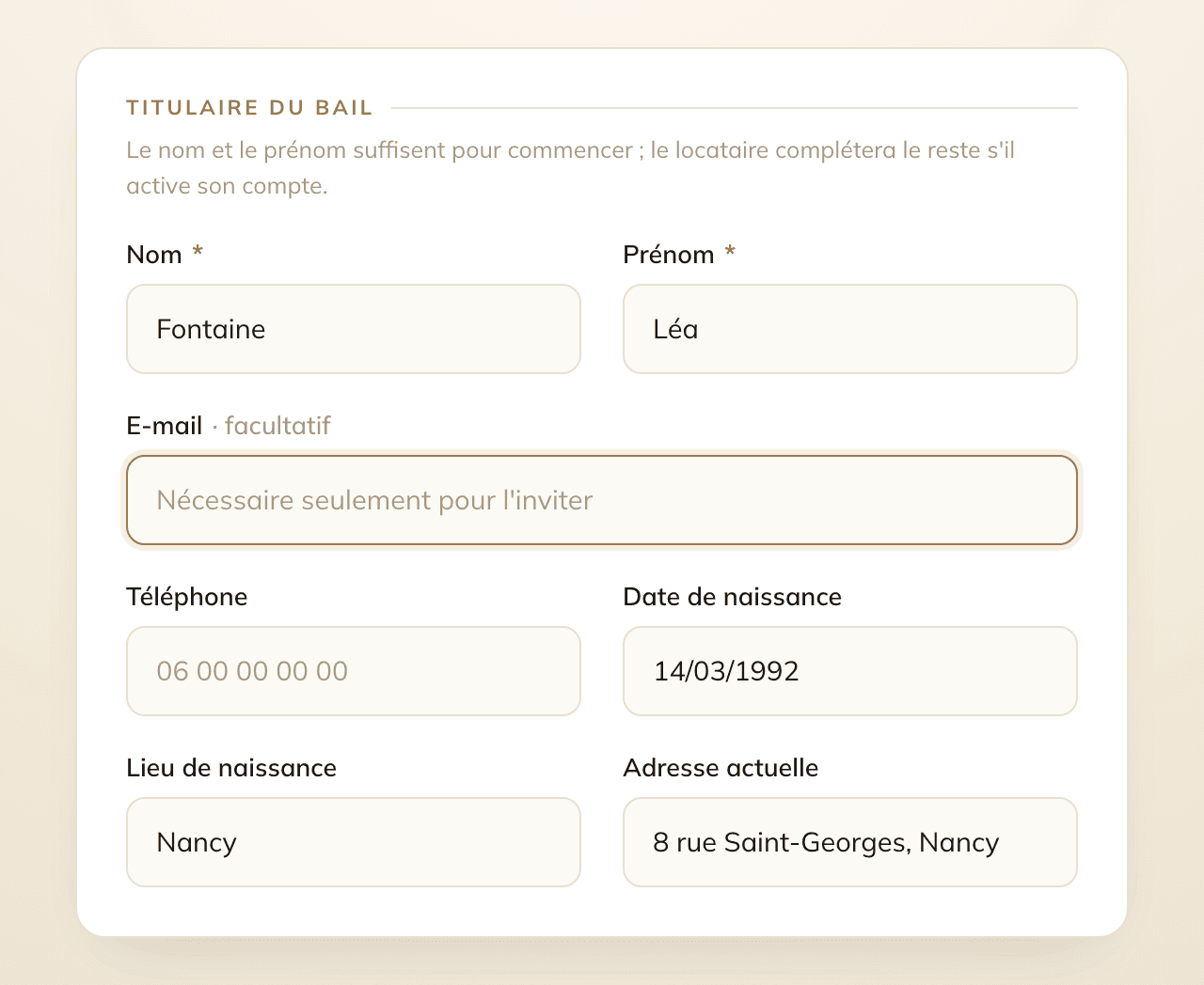 Section Titulaire du bail sur Locara : les champs Nom et Prénom obligatoires, l’e-mail facultatif pour inviter le locataire, le téléphone, la date et le lieu de naissance et l’adresse actuelle.